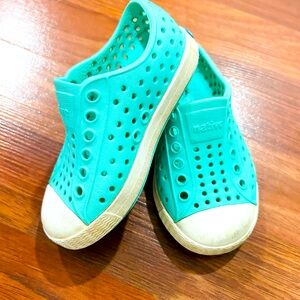 Native toddler kid shoes, shimmer aqua color excellent condition.